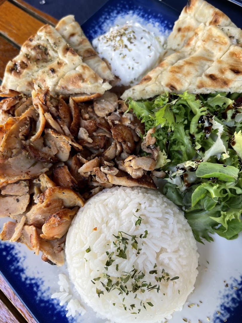 Gyros de pollo con arroz y ensalada