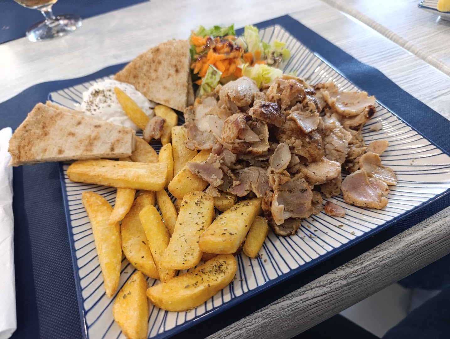 Souvlaki con patatas y tzatziki
