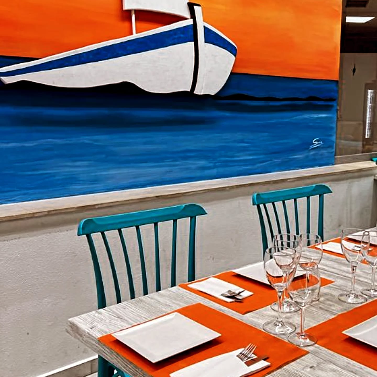 Sala con mural del velero Kyknos