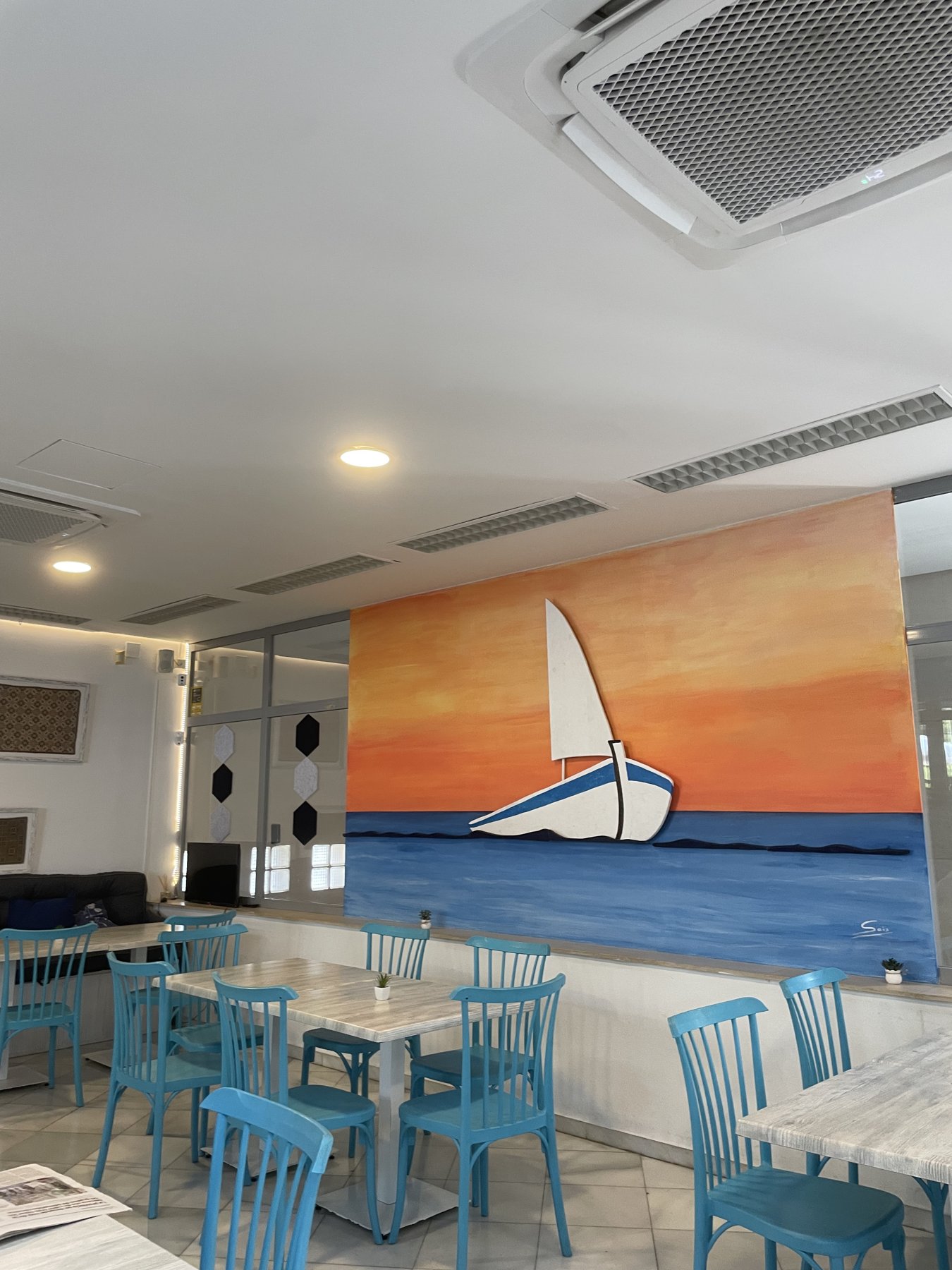 Interior del restaurante con mural